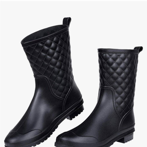 Sleek Black Rain Boots with Quilted Design and Durable Sole - Picture 1 of 8
